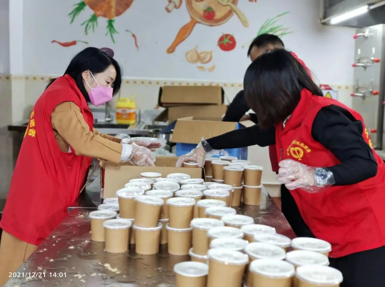 启迅团队参与志愿活动准备餐食的现场