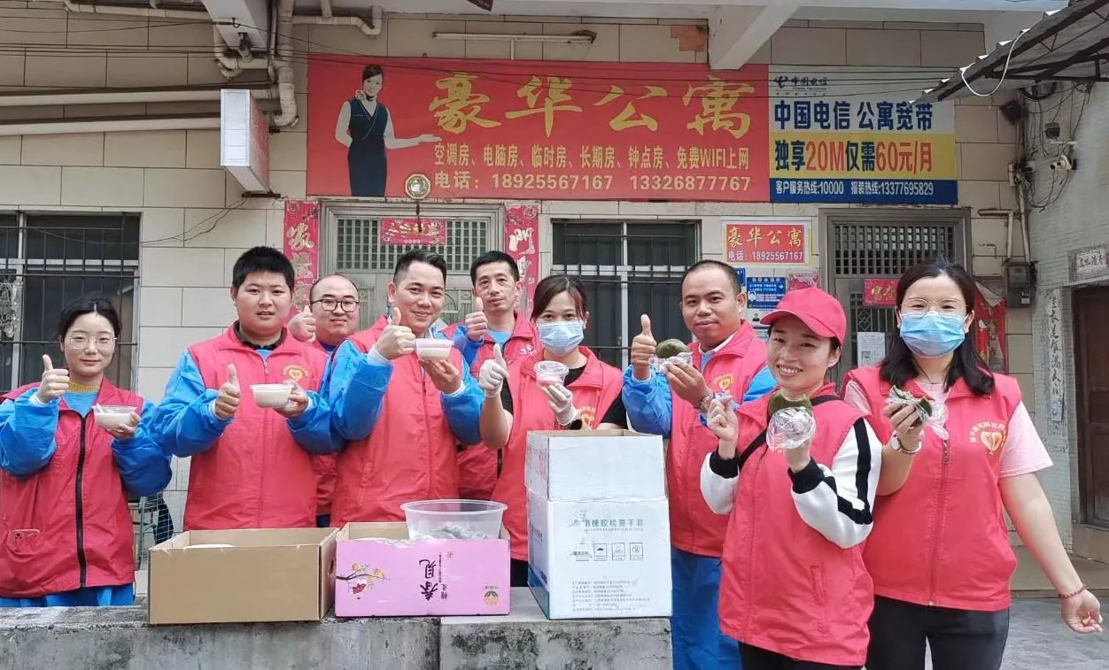启迅团队与志愿者们的活动合影