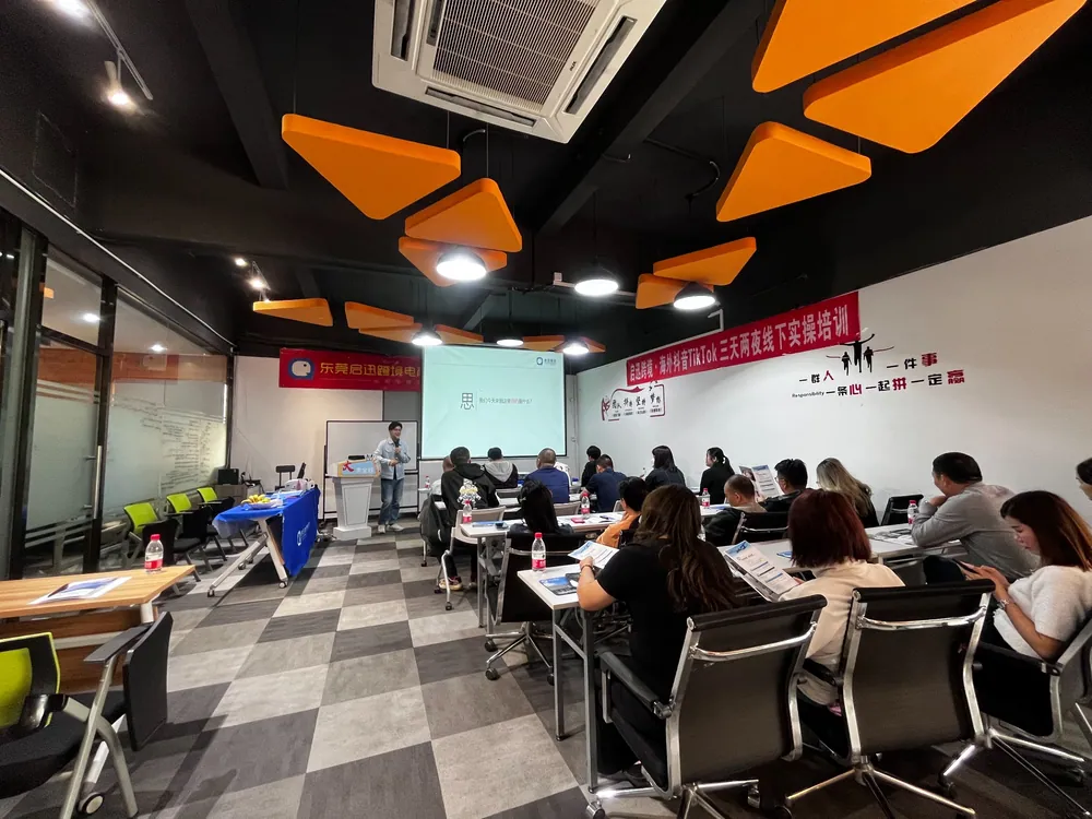 启迅跨境培训课堂全景，讲师与学员现场交流