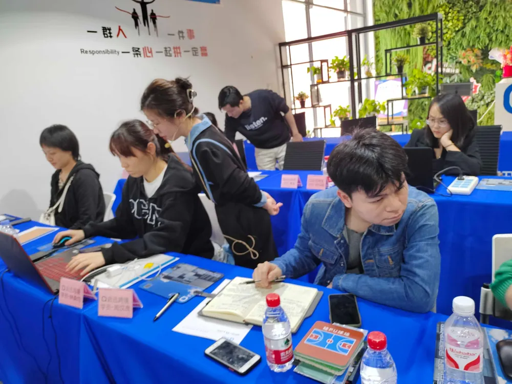 启迅跨境学员在电脑前进行课堂实操