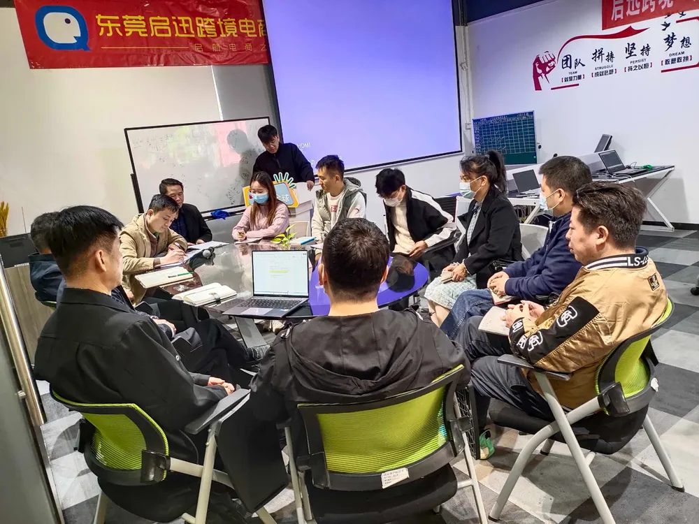 学员在启迅跨境课堂进行讨论和提问