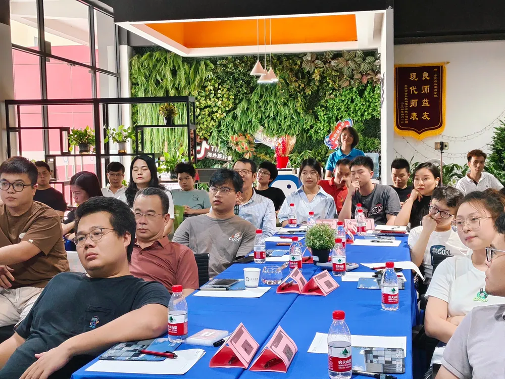 启迅跨境课堂学员参与现场交流