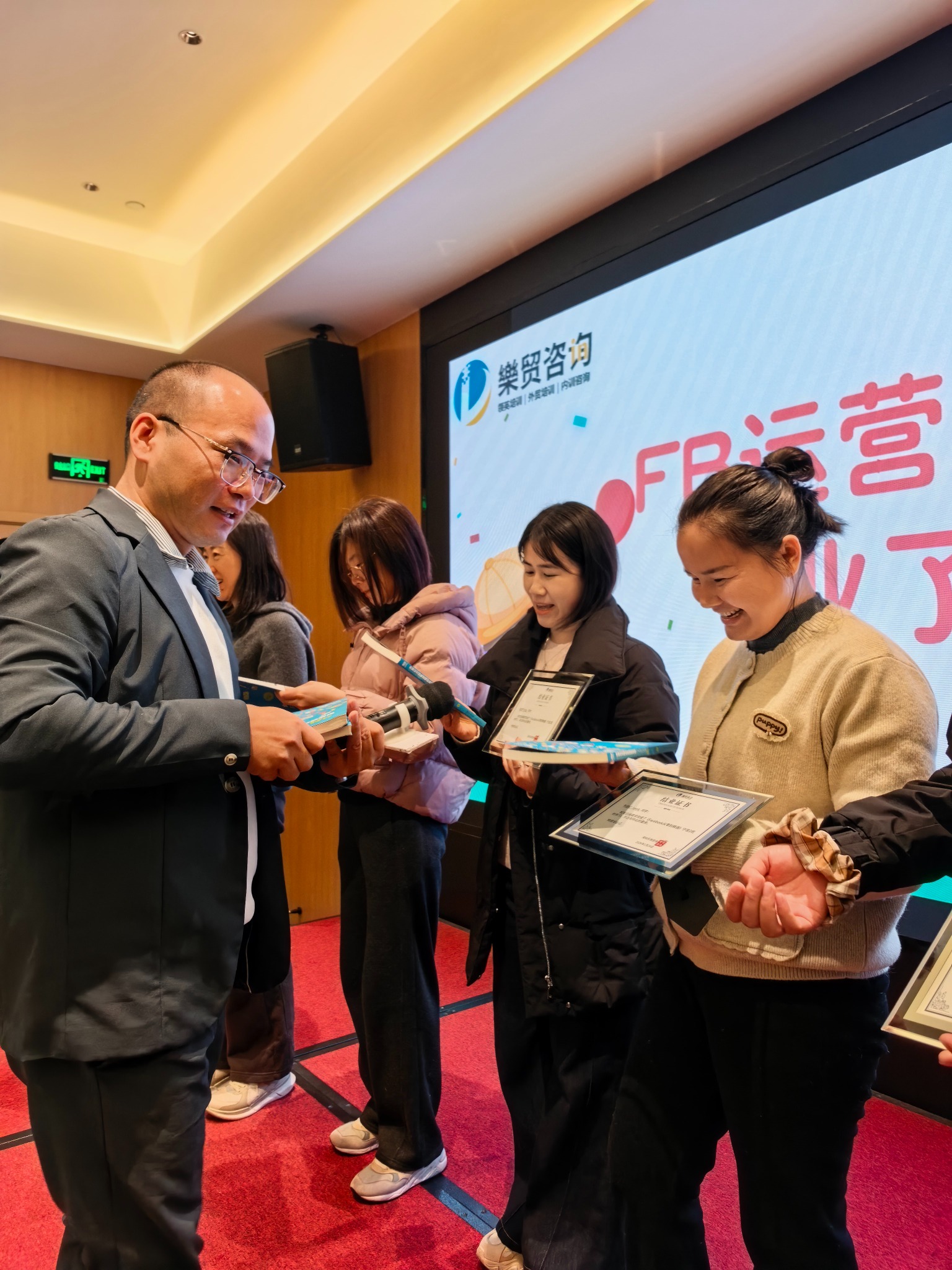 学员展示 Facebook 课程结业证书