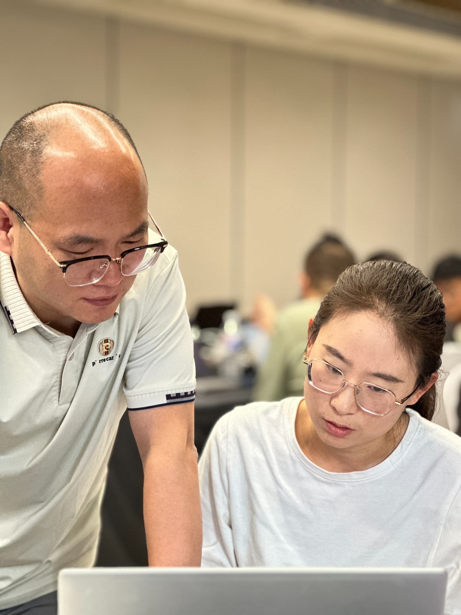 Frank 老师走到学员身边指导