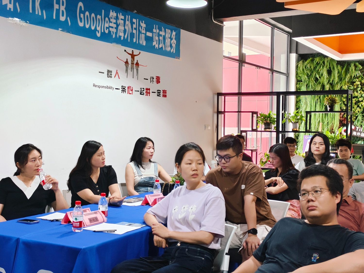 启迅跨境真实课堂与学员学习现场 · social media b2b