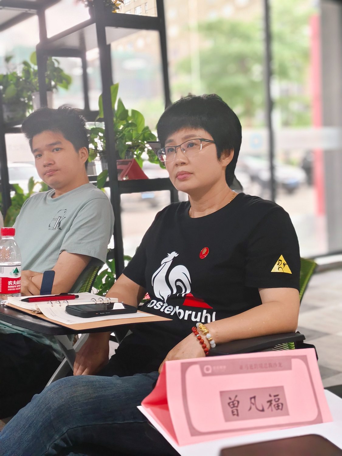 一位学员在课堂上聆听讲解