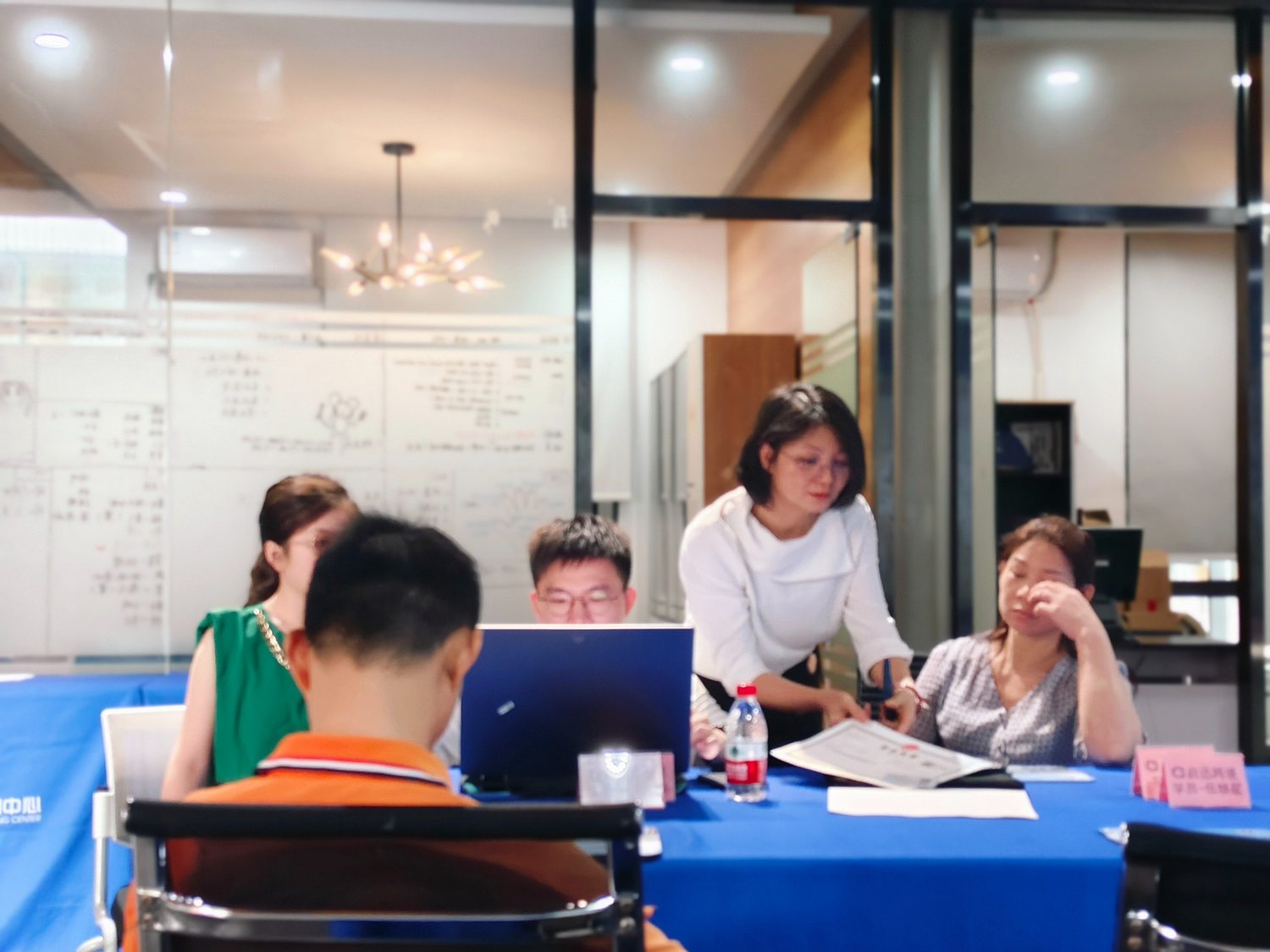 一位学员在教室内专注学习