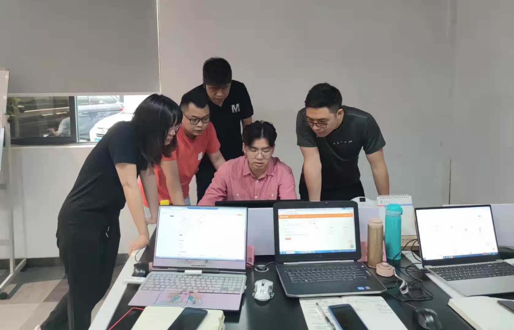 启迅跨境线下课堂学员使用笔记本电脑练习